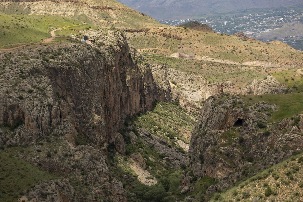 Free-fall rope jump over an Armenian canyon